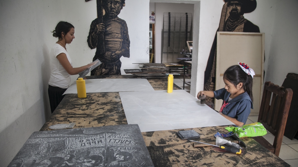 
Friends and family finishing prints at Espacio Zapata [Gabriela Campos/XEn News] 
