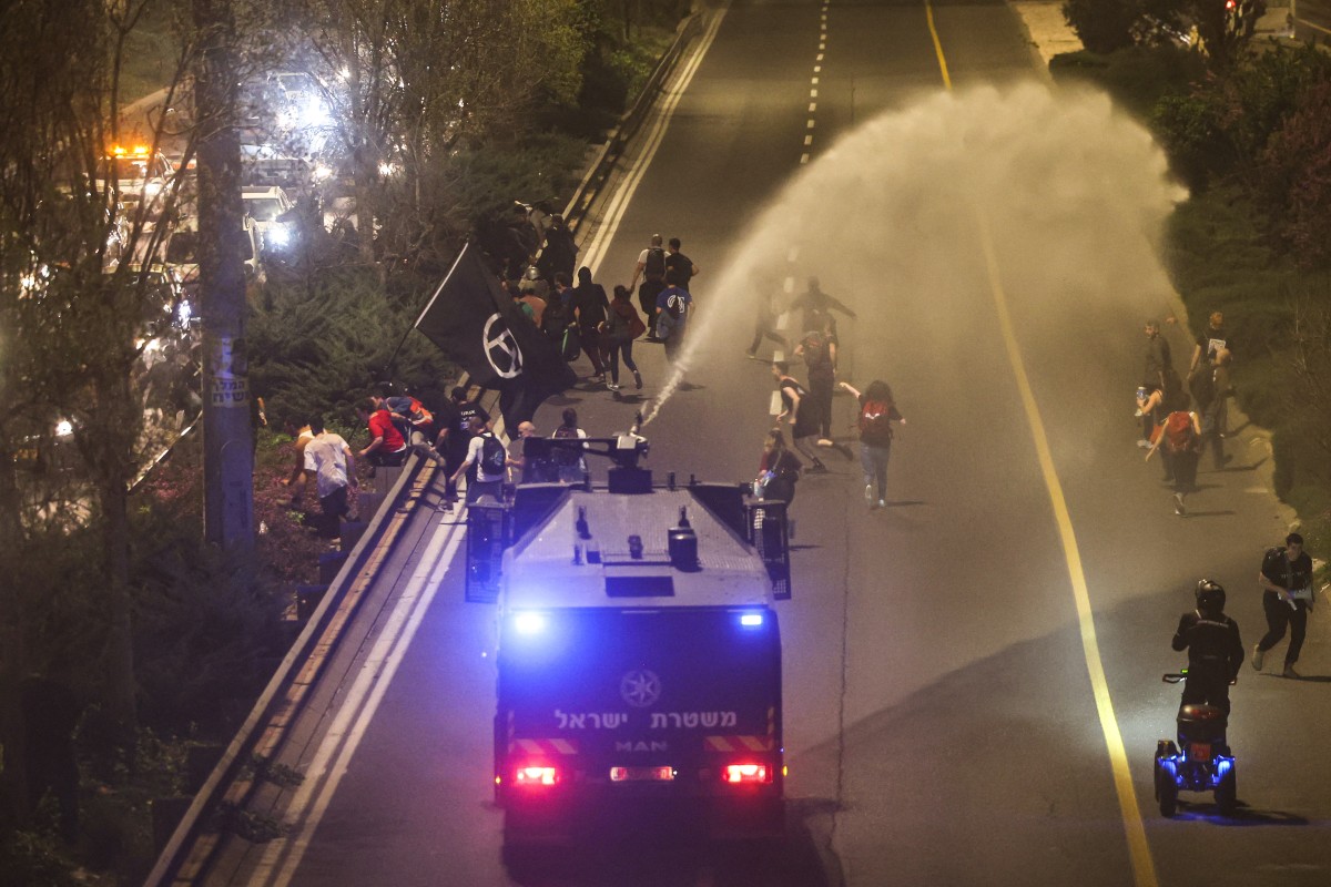 Israelis march against Netanyahu in mass protest