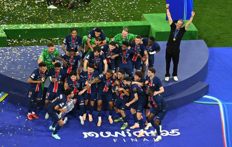 Champions League - Final - Paris St Germain v Inter Milan - Allianz Arena, Munich, Germany - May 31, 2025 Paris St Germain's Marquinhos before lifts the trophy as he celebrates with teammates after winning the Champions League