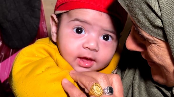 Hamza Al-Rubaie in the arms of his aunt in Gaza City, Gaza. [XEn News]
